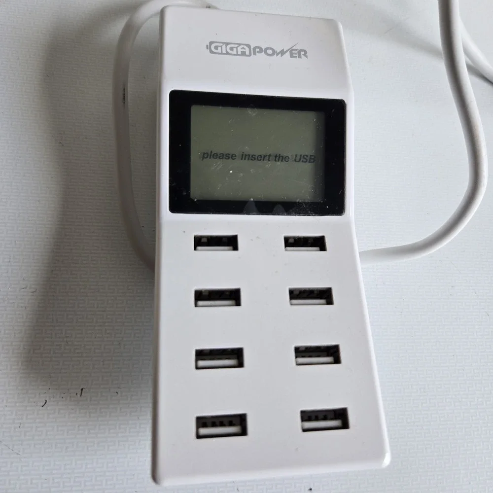 Gigapower 8 USB port hub Secure Fast charging 5V/8A Travel LCD charger YC-CDA6